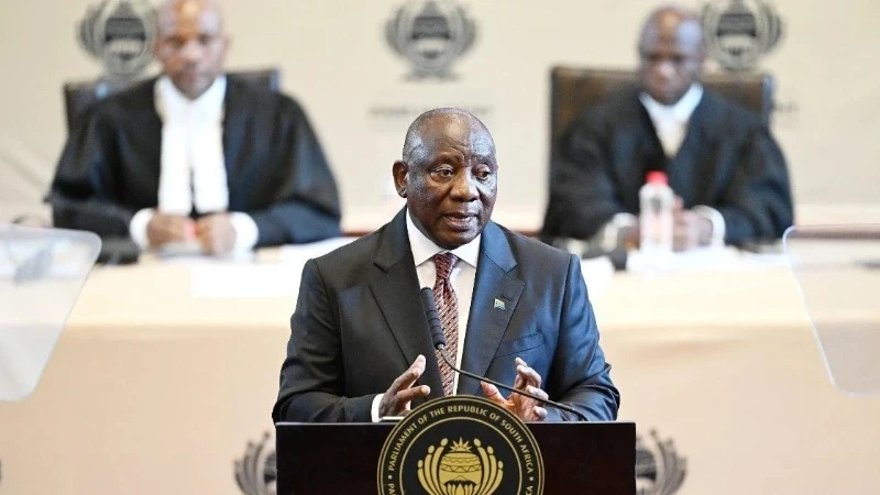 Tổng thống Nam Phi Cyril Ramaphosa (ảnh) tháng 1/2025 đã ký ban hành dự luật quốc hữu hóa nhằm tạo điều kiện cho nhà nước trong việc thu hồi đất đai phục vụ các lợi ích công cộng. Tuy nhiên, Tổng thống Mỹ Donald Trump lại cho rằng dự luật trên nhằm mục đích cân bằng sự chênh lệch về chủng tộc trong quyền sở hữu đất đai. (Ảnh: THX/TTXVN)