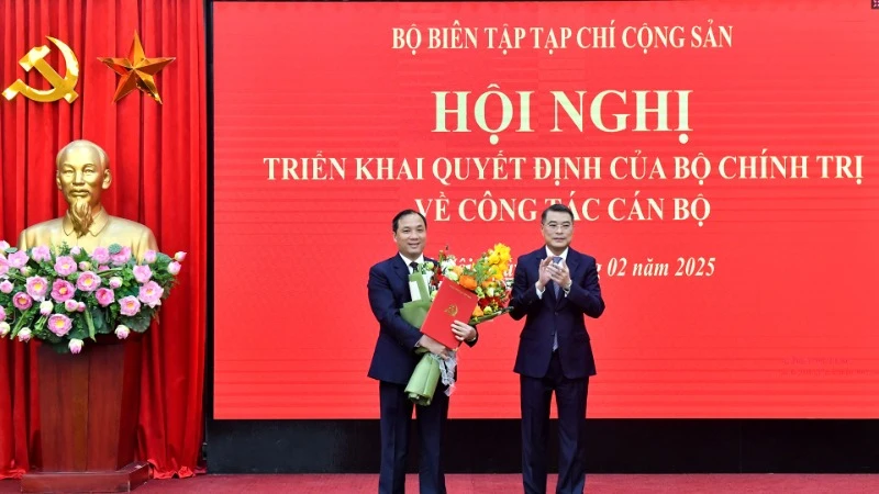 Ủy viên Bộ Chính trị, Bí thư Trung ương Đảng, Trưởng Ban Tổ chức Trung ương Lê Minh Hưng trao Quyết định và chúc mừng đồng chí Hoàng Trung Dũng nhận nhiệm vụ mới. (Ảnh: Đăng Khoa)
