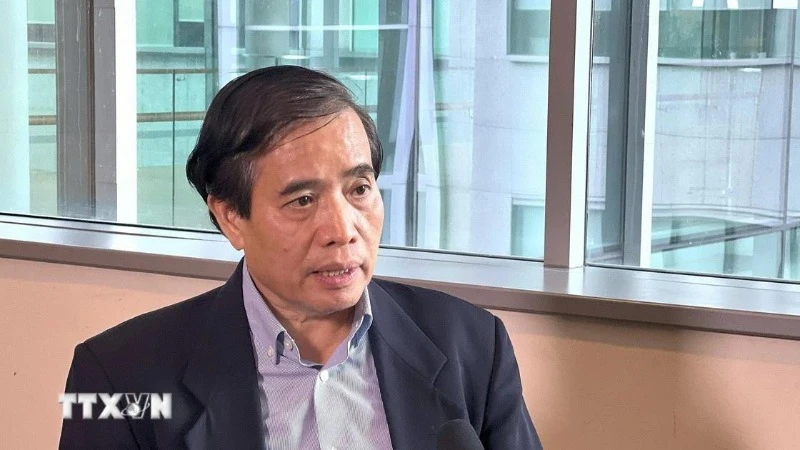 Giáo sư Vũ Minh Khương, Trường Chính sách công Lý Quang Diệu Singapore, trả lời phỏng vấn của phóng viên TTXVN. (Ảnh: Tất Đạt/TTXVN) 