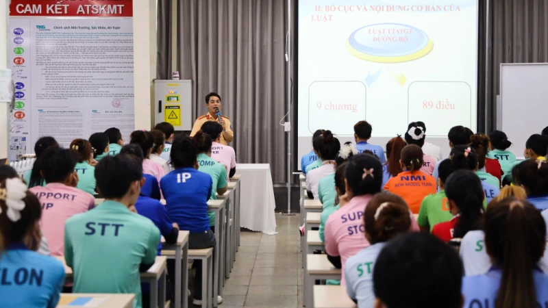 Công an thành phố Cần Thơ tuyên truyền quy định Luật trật tự, an toàn giao thông đường bộ tại Công ty TNHH Taekwang Cần Thơ (phường Phú Thứ, quận Cái Răng).