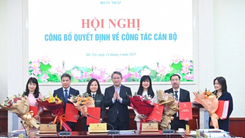 Bộ trưởng Tư pháp Nguyễn Hải Ninh trao quyết định điều động, bổ nhiệm công chức lãnh đạo một số đơn vị. (Ảnh: PHƯƠNG MAI)