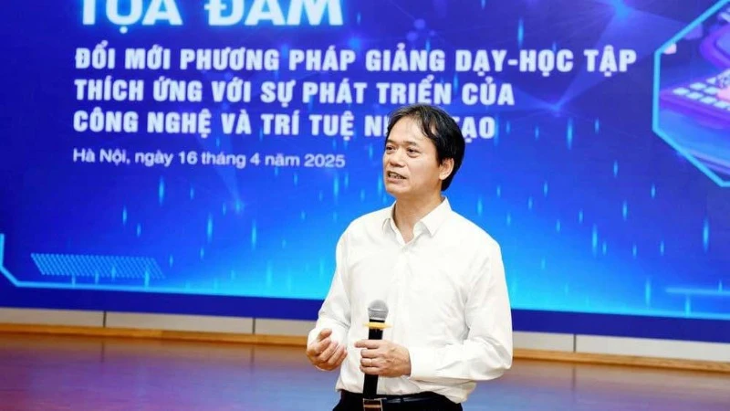 Giáo sư, Tiến sĩ Phạm Hồng Chương, Giám đốc Đại học Kinh tế Quốc dân chia sẻ tại tọa đàm.