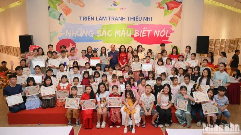 Niềm vui của các cây cọ nhí có năng khiếu và đam mê với nghệ thuật.