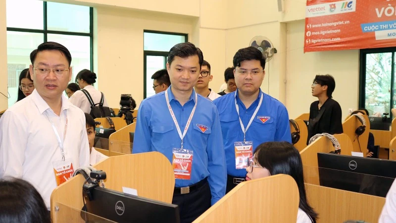 Bí thư Trung ương Đoàn Thanh niên Cộng sản Hồ Chí Minh, Chủ tịch Hội Sinh viên Việt Nam Nguyễn Minh Triết (ở giữa) cùng đại diện Ban tổ chức động viên các thí sinh tại khu vực thi.