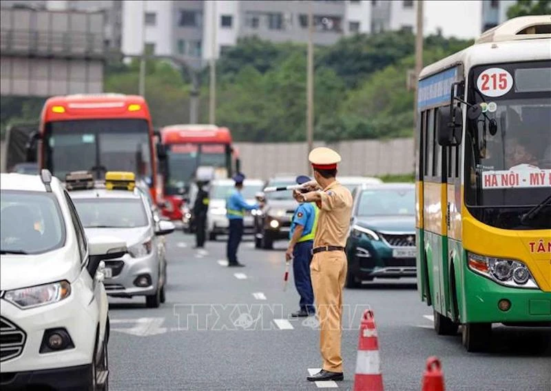 Lực lượng cảnh sát giao thông tổ chức phân luồng, điều tiết giao thông tại cuối cao tốc Pháp Vân-Cầu Giẽ hướng vào trung tâm Thủ đô. (Ảnh: TTXVN)