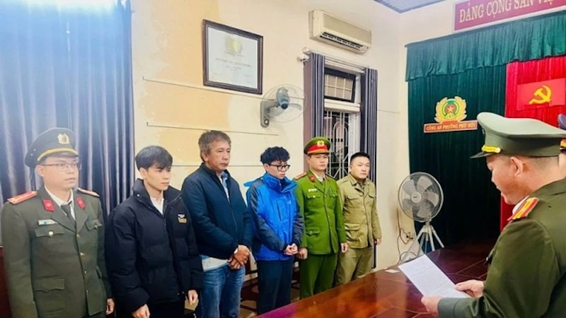 Cơ quan An ninh điều tra Công an thành phố Huế tống đạt quyết định khởi tố vụ án, khởi tố bị can và bắt tạm giam các đối tượng trong đường dây mua bán gần 56 triệu thông tin dữ liệu cá nhân. (Ảnh: HẢI LAN)