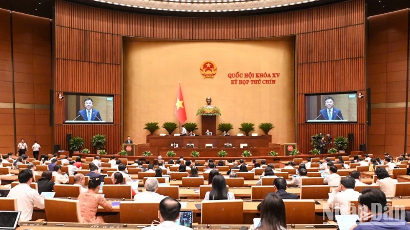 Quốc hội làm việc tại Hội trường nghe Tờ trình của Chính phủ về dự án Luật Bảo vệ dữ liệu cá nhân. (Ảnh: BÙI GIANG)