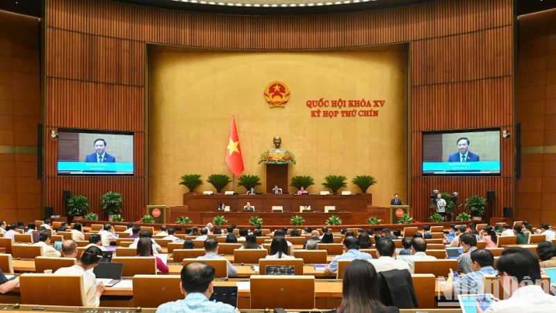 Quốc hội làm việc tại Hội trường nghe Tờ trình dự thảo Nghị quyết của Quốc hội sửa đổi, bổ sung một số điều của Hiến pháp năm 2013. (Ảnh: BÙI GIANG)