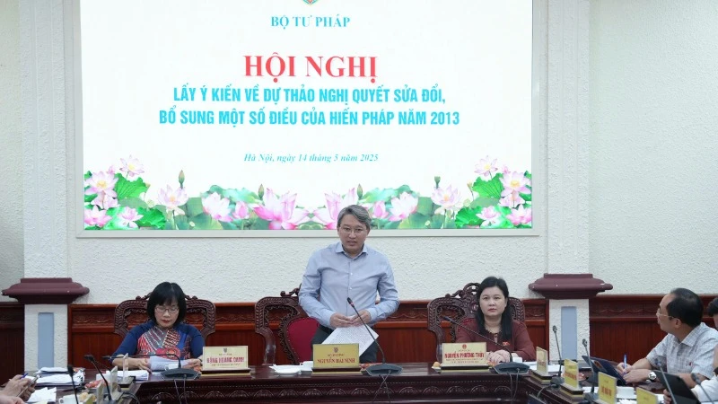 Bộ trưởng Tư pháp Nguyễn Hải Ninh phát biểu tại Hội nghị lấy ý kiến về dự thảo Nghị quyết sửa đổi, bổ sung một số điều của Hiến pháp năm 2013. Ảnh: THU HẰNG