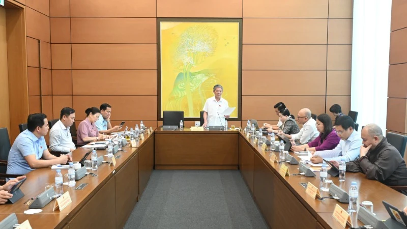 Đại biểu Quốc hội thảo luận ở tổ Dự thảo Nghị quyết của Quốc hội về một số cơ chế, chính sách đặc biệt tạo đột phá trong xây dựng và tổ chức thi hành pháp luật. (Ảnh: BÙI GIANG)