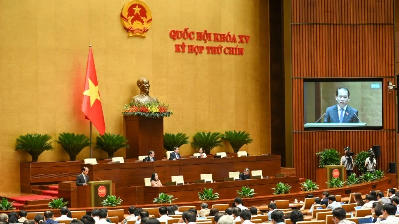 Quốc hội nghe Tờ trình và Báo cáo thẩm tra dự án Luật sửa đổi, bổ sung một số điều của Luật Xử lý vi phạm hành chính. (Ảnh: BÙI GIANG)