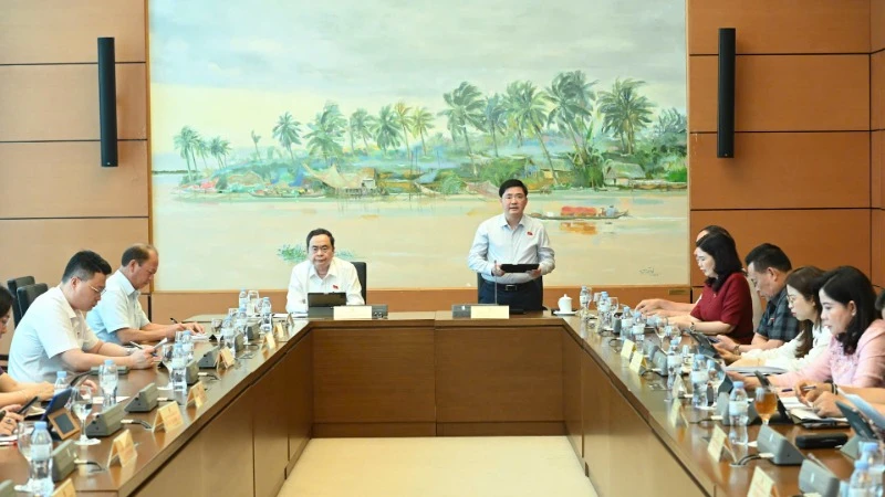 Đại biểu Quốc hội họp tại tổ cho ý kiến về dự án Luật sửa đổi, bổ sung một số điều của Luật Quốc tịch Việt Nam. (Ảnh: BÙI GIANG)