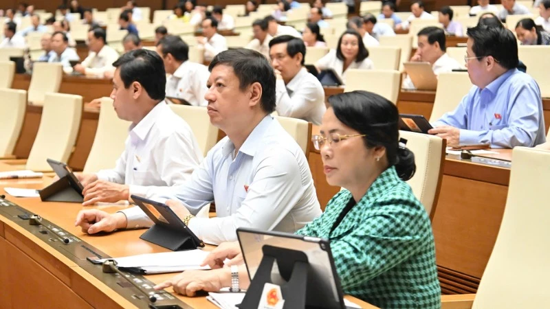 Đại biểu Quốc hội ấn nút thông qua Nghị quyết về một số cơ chế, chính sách đặc biệt tạo đột phá trong xây dựng và tổ chức thi hành pháp luật. (Ảnh: THỦY NGUYÊN)