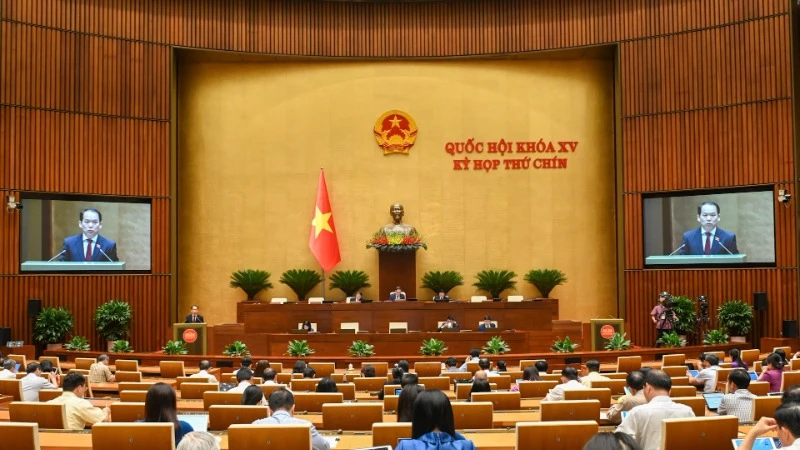 Quốc hội làm việc tại hội trường nghe Tờ trình và Báo cáo thẩm tra Dự án Nghị quyết của Quốc hội về việc thí điểm Viện kiểm sát nhân dân khởi kiện vụ án dân sự để bảo vệ quyền dân sự của các chủ thể là nhóm dễ bị tổn thương hoặc bảo vệ lợi ích công. (Ảnh: BÙI GIANG)