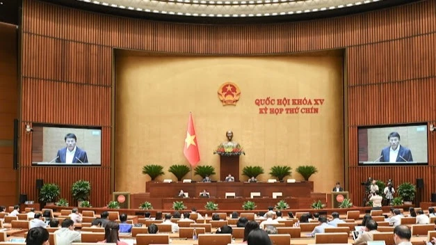 Quốc hội làm việc tại hội trường nghe Tờ trình và Báo cáo thẩm tra dự án Luật sửa đổi, bổ sung một số điều của Bộ luật Hình sự. (Ảnh: BÙI GIANG)