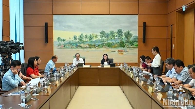 Đại biểu Quốc hội thảo luận ở tổ sáng 23/5. (Ảnh: BÙI GIANG)
