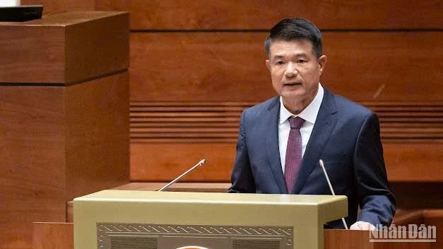 Viện trưởng Viện Kiểm sát nhân dân tối cao Nguyễn Huy Tiến trình bày Tờ trình dự thảo Luật Tương trợ tư pháp về hình sự. (Ảnh: DUY LINH)