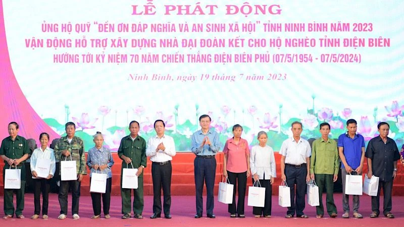 Đồng chí Đoàn Minh Huấn, Ủy viên Trung ương Đảng, Bí thư Tỉnh ủy Ninh Bình và đồng chí Phạm Quang Ngọc, Chủ tịch Ủy ban nhân dân tỉnh Ninh Bình tặng quà của Quỹ "Đền ơn đáp nghĩa và an sinh xã hội" cho các gia đình chính sách. (Ảnh: TRƯỜNG GIANG)