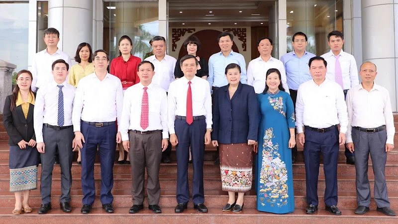 Đồng chí Vi-La-Vone Phăn-Tha-Vông, Ủy viên Thường trực, Phó Trưởng Ban Tuyên huấn Trung ương Đảng Nhân dân Cách mạng Lào và Đoàn đại biểu Tạp chí A-lun-may, cùng các đồng chí lãnh đạo tỉnh Ninh Bình. (Ảnh: ĐỨC LAM)