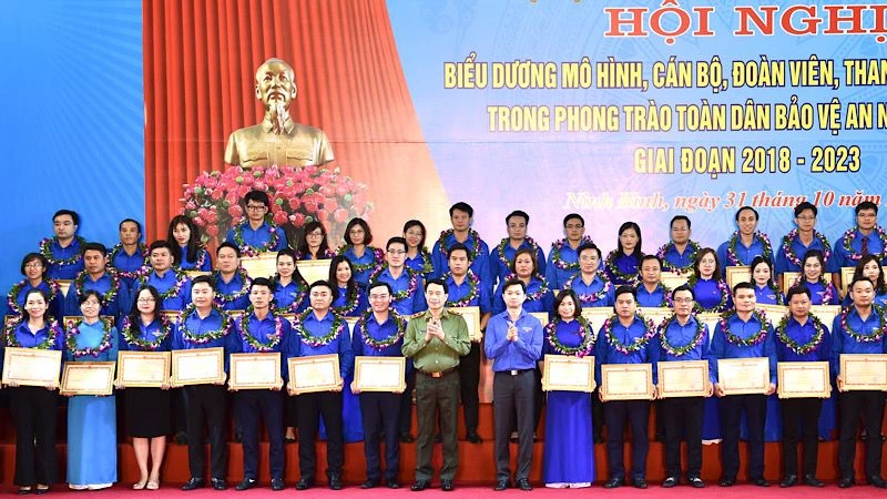Khen thưởng 62 tập thể, cá nhân các tỉnh phía bắc tiêu biểu trong phong trào toàn dân bảo vệ an ninh Tổ quốc. (Ảnh: XUÂN TRƯỜNG)