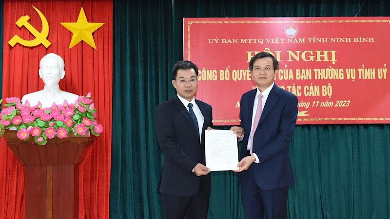 Đồng chí Đoàn Minh Huấn, Ủy viên Trung ương Đảng, Bí thư Tỉnh ủy Ninh Bình trao quyết định điều động đồng chí Nguyễn Hoàng Hà giữ chức Chủ tịch Ủy ban Mặt trận Tổ quốc Việt Nam tỉnh nhiệm kỳ 2019-2024. (Ảnh: XUÂN TRƯỜNG)
