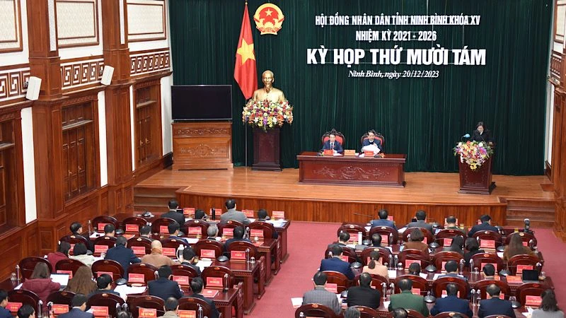 Quang cảnh kỳ họp thứ 18, Hội đồng nhân dân tỉnh Ninh Bình khóa XV. (Ảnh: XUÂN TRƯỜNG)