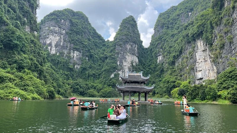 Non nước Tràng An. (Ảnh: XUÂN TRƯỜNG)