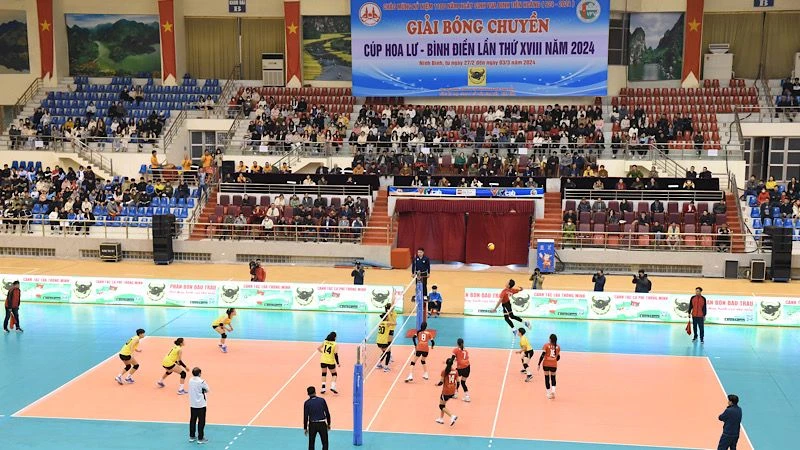 Giải Bóng chuyền Cúp Hoa Lư-Bình Điền lần thứ 18 tổ chức tại Nhà thi đấu thể dục thể thao tỉnh Ninh Bình. Ảnh: XUÂN TRƯỜNG