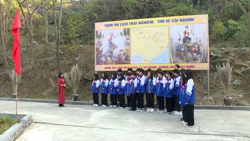 Để phát huy những giá trị lịch sử và văn hóa của địa phương, thời gian qua huyện Gia Viễn, tỉnh Ninh Bình đã xây dựng Tour du lịch "Tìm về cội nguồn" hướng đến học sinh, sinh viên và những du khách muốn tìm hiểu lịch sử. Nơi đây được biết đến là vùng đất "sinh vương sinh thánh", quê hương của Đức thánh Nguyễn Minh Không-Lý Quốc Sư và vua Đinh Tiên Hoàng.