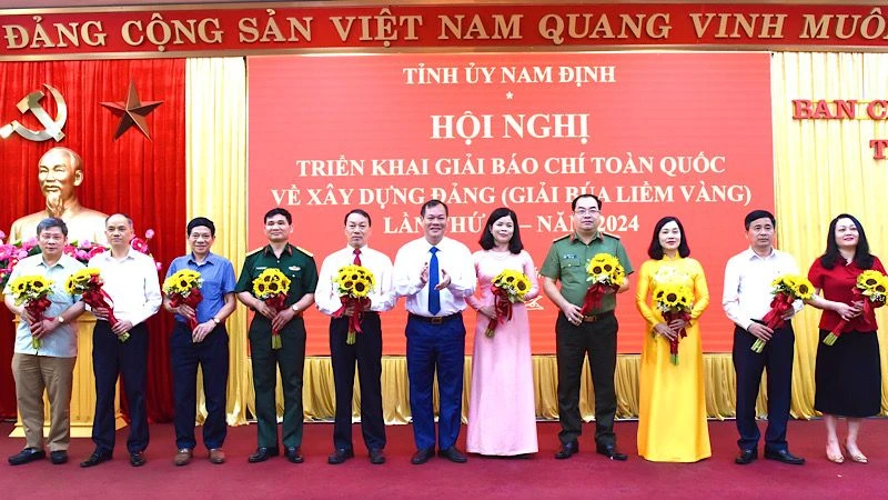 Đồng chí Phó Bí thư Thường trực Tỉnh ủy, Trưởng Ban Chỉ đạo Giải Búa liềm vàng tỉnh Nam Định Lê Quốc Chỉnh tặng hoa, biểu dương các tập thể, cá nhân có thành tích xuất sắc trong công tác triển khai hưởng ứng Giải Búa liềm vàng năm 2023. (Ảnh: XUÂN TRƯỜNG)