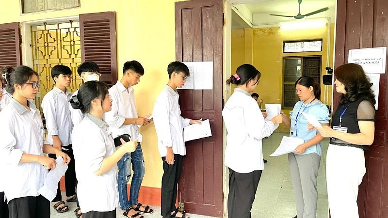 Thí sinh làm thủ tục vào phòng thi tại Hội đồng thi Trường Trung học phổ thông Nam Trực, huyện Nam Trực (Nam Định). 