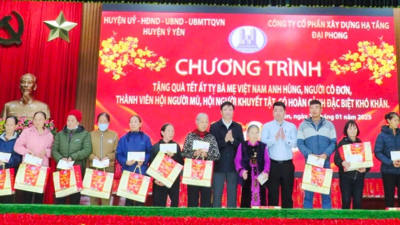 Đối tượng chính sách, người yếu thế ở huyện Ý Yên (Nam Định) được tặng quà nhân dịp Tết Nguyên đán Ất Tỵ 2025. (Ảnh: XUÂN TRƯỜNG)