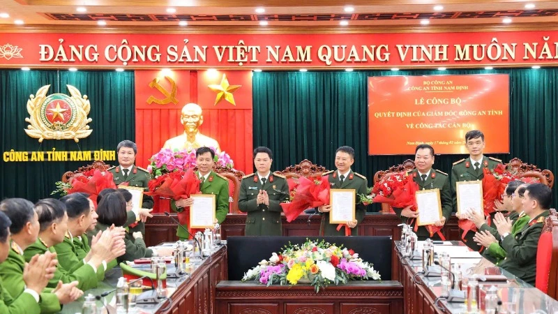 Đại tá Nguyễn Hữu Mạnh, Bí thư Đảng ủy, Giám đốc Công an tỉnh Nam Định trao quyết định cho các đồng chí cán bộ Công an tỉnh xung phong nghỉ hưu trước hạn tuổi.