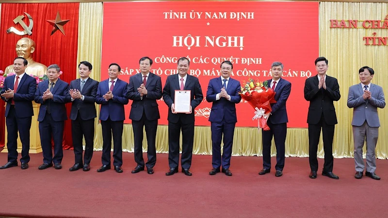 Đồng chí Bí thư Tỉnh ủy Nam Định Đặng Khánh Toàn trao Quyết định thành lập Đảng bộ các cơ quan Đảng tỉnh Nam Định.