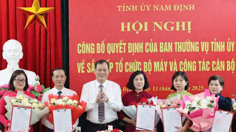 Đồng chí Phó Bí thư Thường trực Tỉnh ủy Nam Định Lê Quốc Chỉnh trao các Quyết định và tặng hoa chúc mừng Ban Biên tập Báo Nam Định. (Ảnh: VIẾT DƯ)