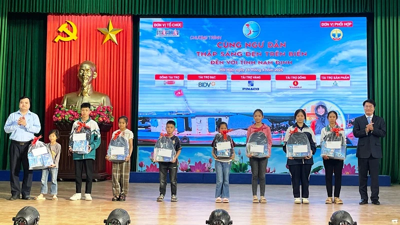 Phó Tổng biên tập Báo Pháp luật Thành phố Hồ Chí Minh và Phó Giám đốc Sở Nông nghiệp và Môi trường Nam Định trao học bổng cho con em ngư dân.