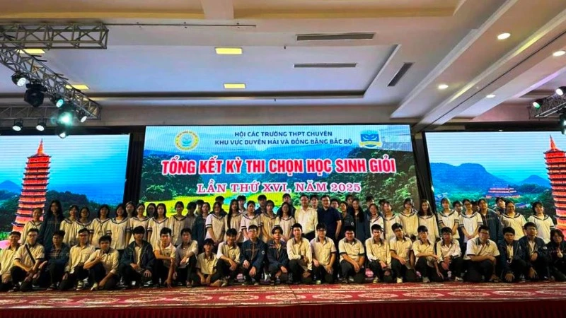 Đoàn học sinh giỏi Trường THPT chuyên Lê Hồng Phong tham gia kỳ thi chọn học sinh giỏi các trường Trung học phổ thông chuyên khu vực Duyên hải và Đồng bằng Bắc Bộ lần thứ XVI, năm 2025. (Ảnh: Trường THPT chuyên Lê Hồng Phong)