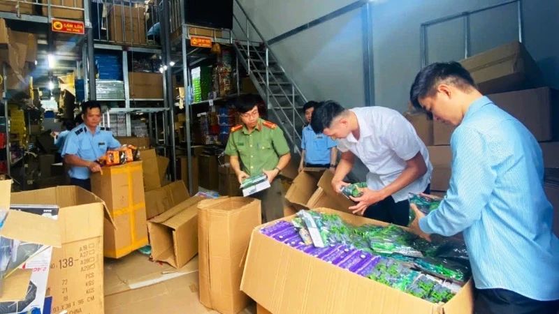 Đoàn kiểm tra phát hiện tạm giữ hơn 3.000 bộ đồ chơi trẻ em không rõ nguồn gốc, xuất xứ. (Ảnh: Công an tỉnh Nam Định).