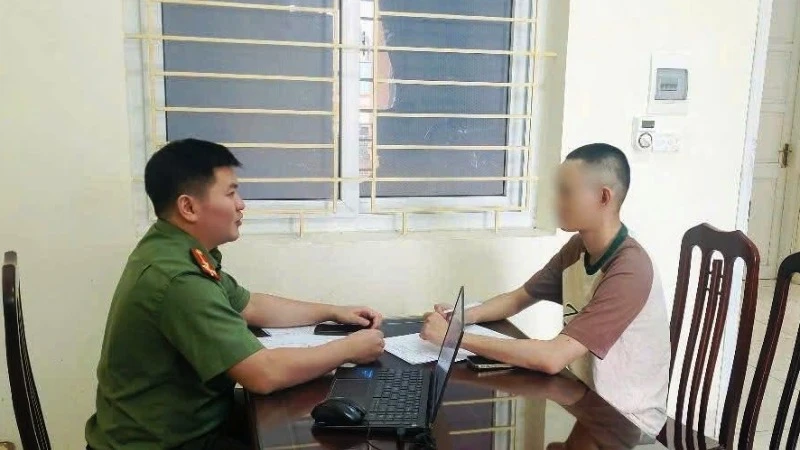 Phòng An ninh mạng và phòng, chống tội phạm sử dụng công nghệ cao Công an tỉnh Nam Định làm việc với chủ tài khoản Facebook cá nhân “Hải Nam”. (Ảnh: Công an tỉnh Nam Định).