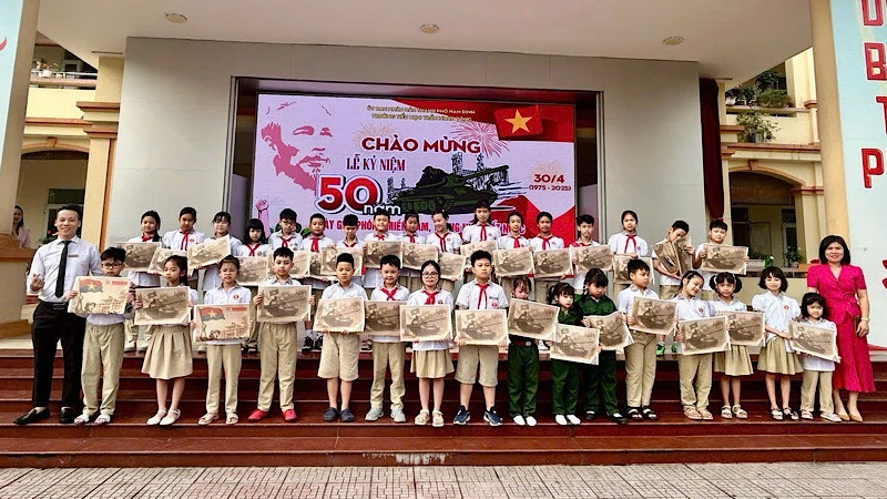 Học sinh Trường Tiểu học Trần Nhân Tông (thành phố Nam Định, tỉnh Nam Định) với ấn phẩm phụ san đặc biệt kỷ niệm 50 năm Ngày Giải phóng miền nam, thống nhất đất nước (30/4/1975-30/4/2025).