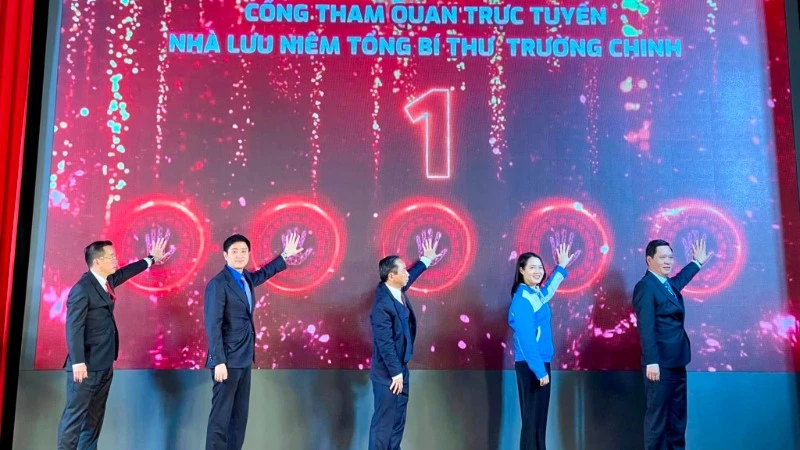 Thực hiện nghi thức Khởi động “Cổng tham quan trực tuyến Nhà lưu niệm Tổng Bí thư Trường Chinh”. (Ảnh: Tỉnh đoàn Nam Định)