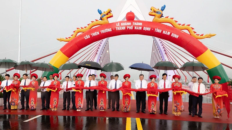 Các đại biểu thực hiện nghi thức cắt băng khánh thành, thông xe cầu Thiên Trường.