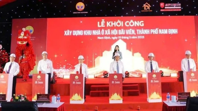 Các đại biểu thực hiện nghi thức khởi công dự án.