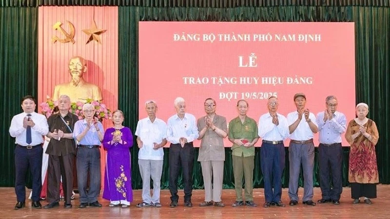 Thành ủy Nam Định trao tặng Huy hiệu Đảng cho các đảng viên dịp kỷ niệm 135 năm Ngày sinh Chủ tịch Hồ Chí Minh (19/5/1890-19/5/2025). (Ảnh: Thành ủy Nam Định)