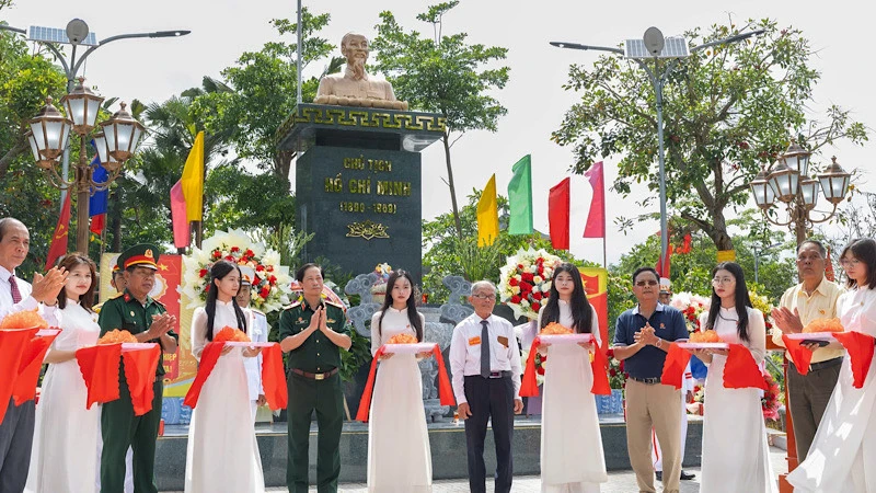Khánh thành tượng đài Chủ tịch Hồ Chí Minh tại xã Nam Điền (huyện Nam Trực, Nam Định). (Ảnh: VIẾT DƯ)