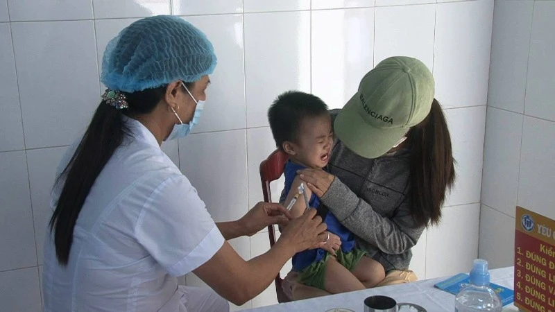 Ảnh minh họa: Tiêm vaccine cho trẻ em tại Trạm Y tế xã Yên Ninh, huyện Ý Yên (Nam Định). 