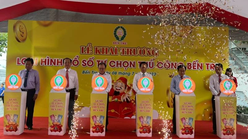 Lãnh đạo tham dự lễ khai trương loại hình xổ số tự chọn thủ công.
