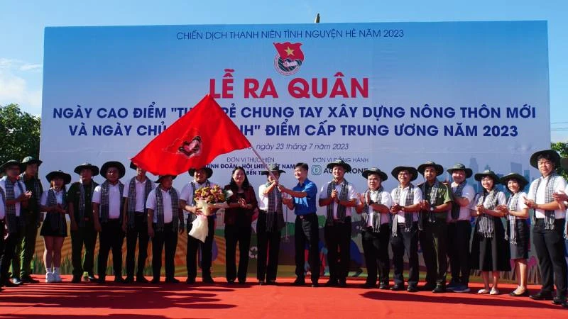 Phát động lễ ra quân Ngày cao điểm tình nguyện chung tay xây dựng nông thôn mới