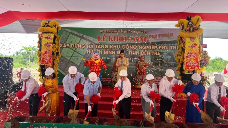 Đại biểu dự lễ thực hiện nghi thức khởi công xây dựng hạ tầng Khu công nghiệp Phú Thuận.