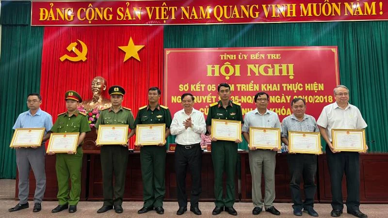 Chủ tịch Ủy ban Nhân dân tỉnh Bến Tre trao bằng khen cho các cá nhân đạt thành tích xuất sắc.